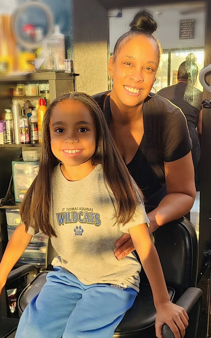 Maneenvy Hair Salon, beauty salon in Avondale, AZ, photo 5 of 10
